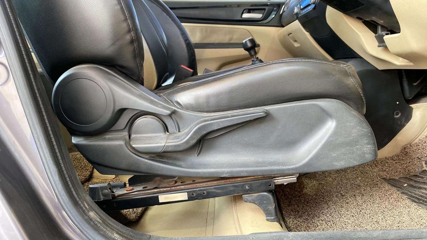 2018 Honda Amaze 1.2L I-VTEC VX, CNG, Manual, 69,209 km, Driver Side Adjustment Panel