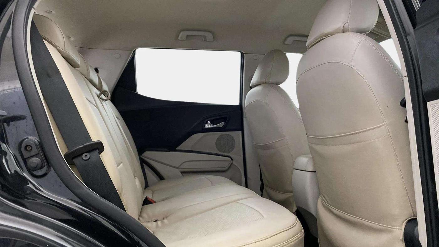 2019 Mahindra XUV300 W8 1.2 PETROL, Petrol, Manual, 87,515 km, Right Side Rear Door Cabin