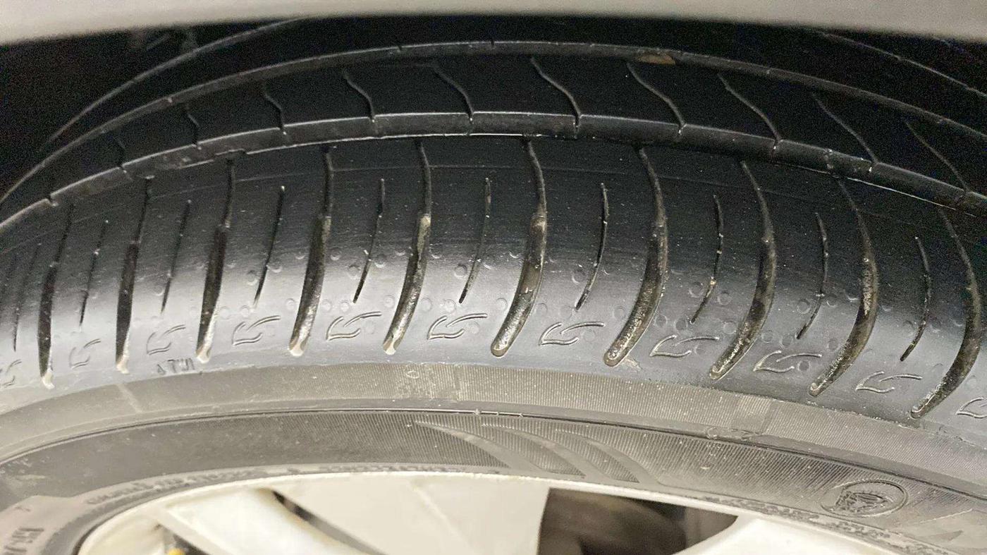 2019 Mahindra XUV300 W8 1.2 PETROL, Petrol, Manual, 87,515 km, Right Front Tyre Tread
