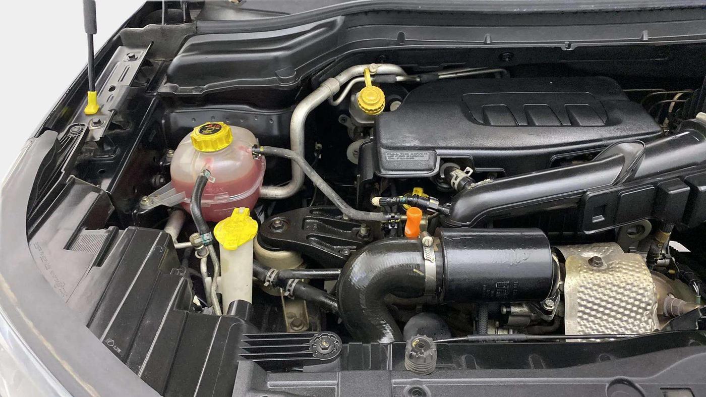 2019 Mahindra XUV300 W8 1.2 PETROL, Petrol, Manual, 87,515 km, Engine View - Right