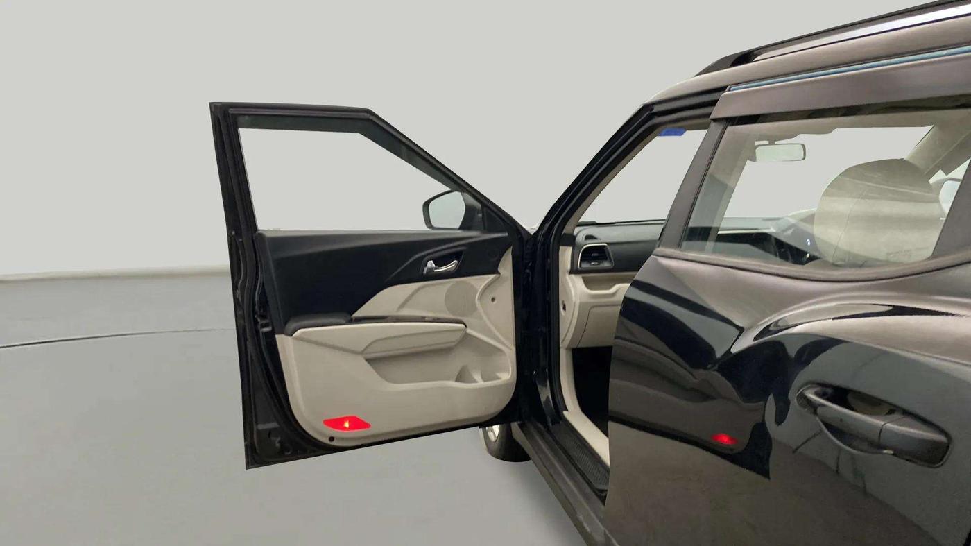 2019 Mahindra XUV300 W8 1.2 PETROL, Petrol, Manual, 87,515 km, LHS Front Door