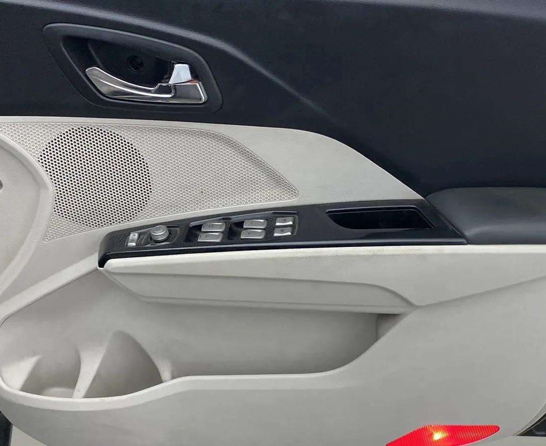 2019 Mahindra XUV300 W8 1.2 PETROL, Petrol, Manual, 87,515 km, Driver Side Door Panels Control