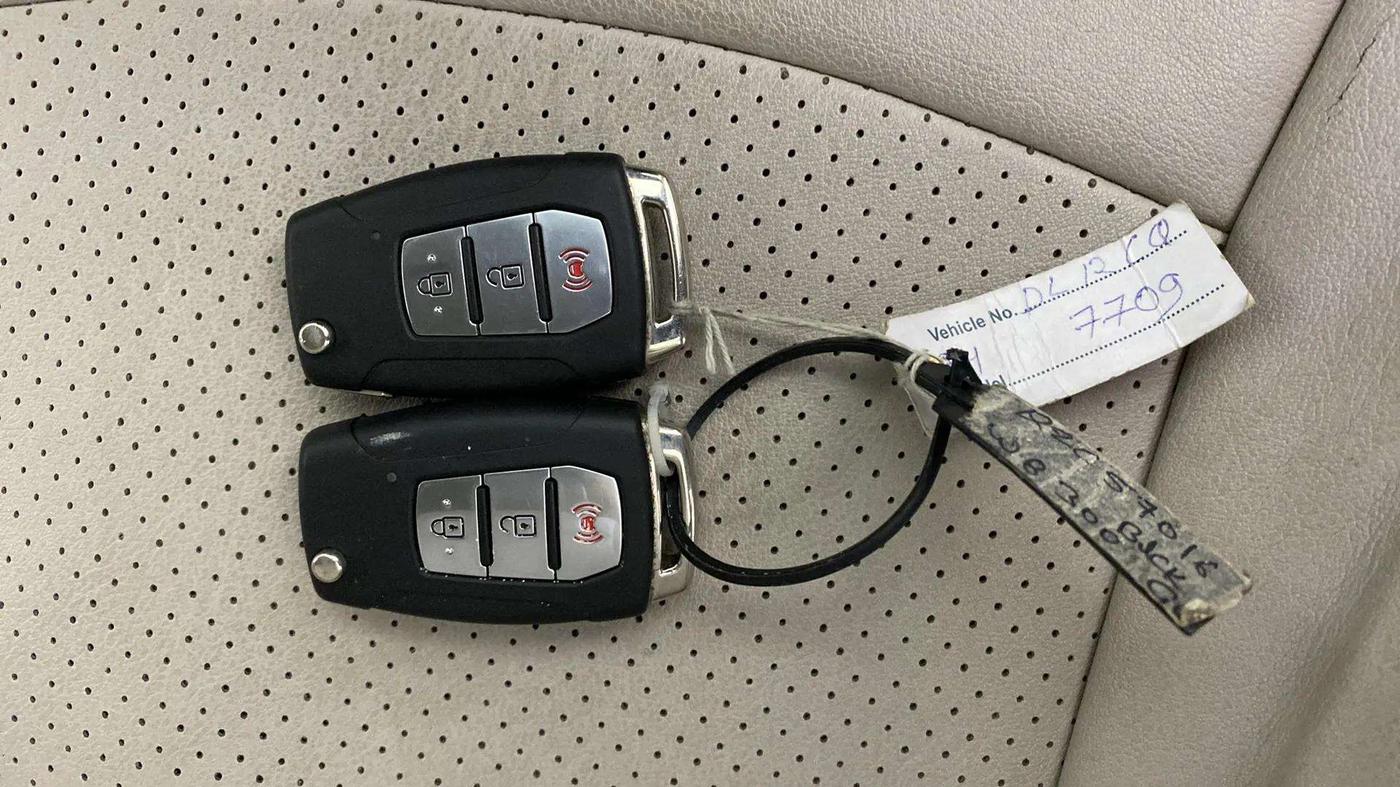 2019 Mahindra XUV300 W8 1.2 PETROL, Petrol, Manual, 87,515 km, Key Close Up