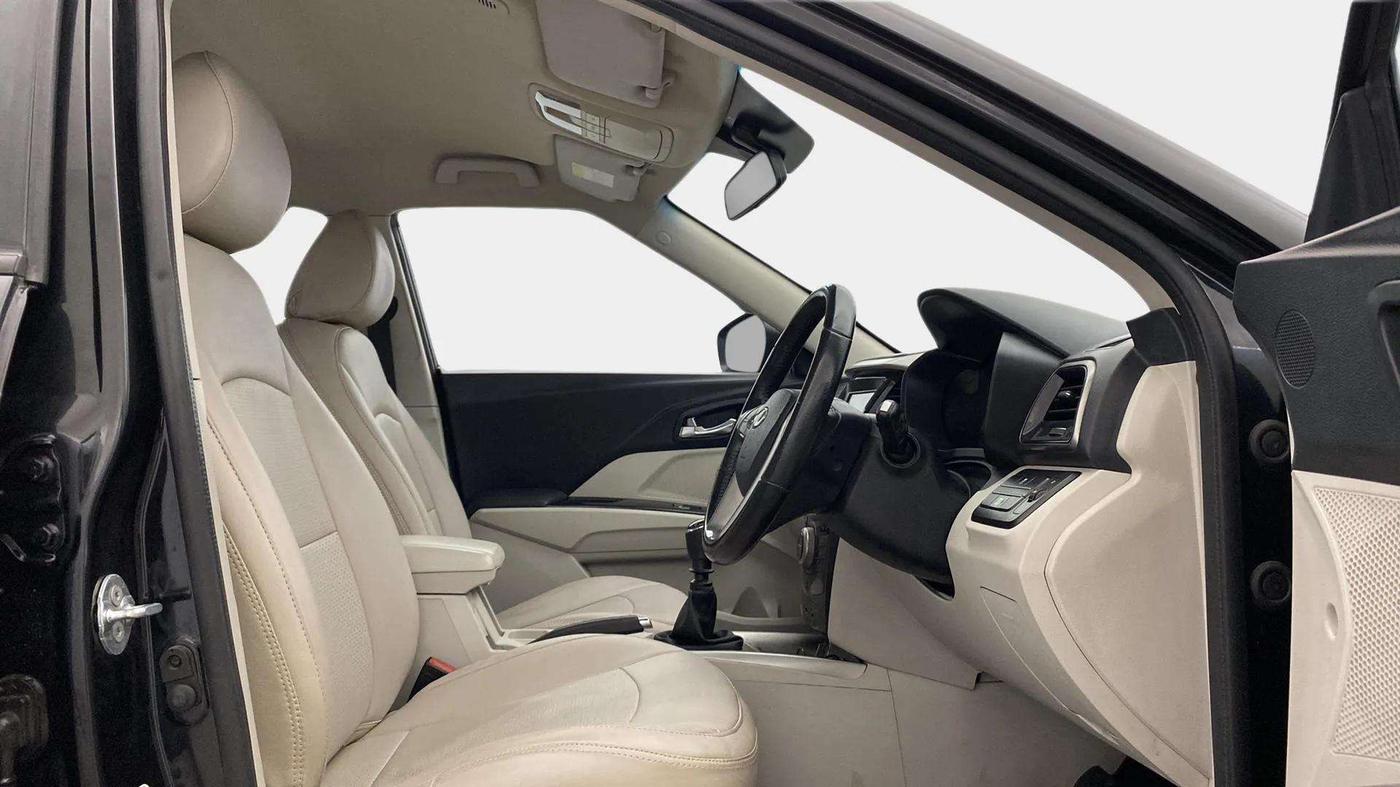 2019 Mahindra XUV300 W8 1.2 PETROL, Petrol, Manual, 87,515 km, Right Side Front Door Cabin
