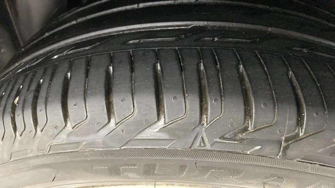 2019 Mahindra XUV300 W8 1.2 PETROL, Petrol, Manual, 87,515 km, Right Rear Tyre Tread