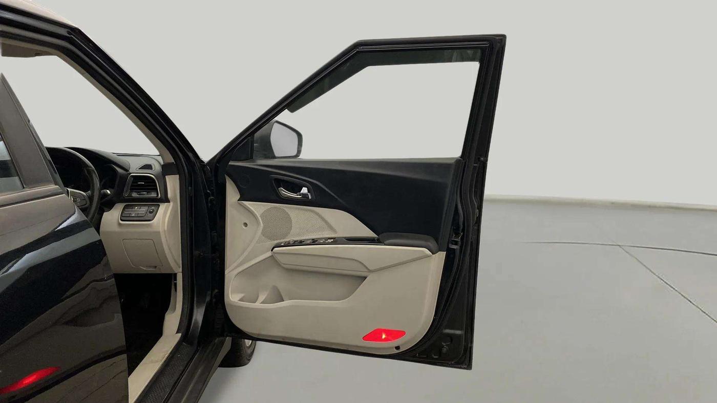 2019 Mahindra XUV300 W8 1.2 PETROL, Petrol, Manual, 87,515 km, RHS Front Door