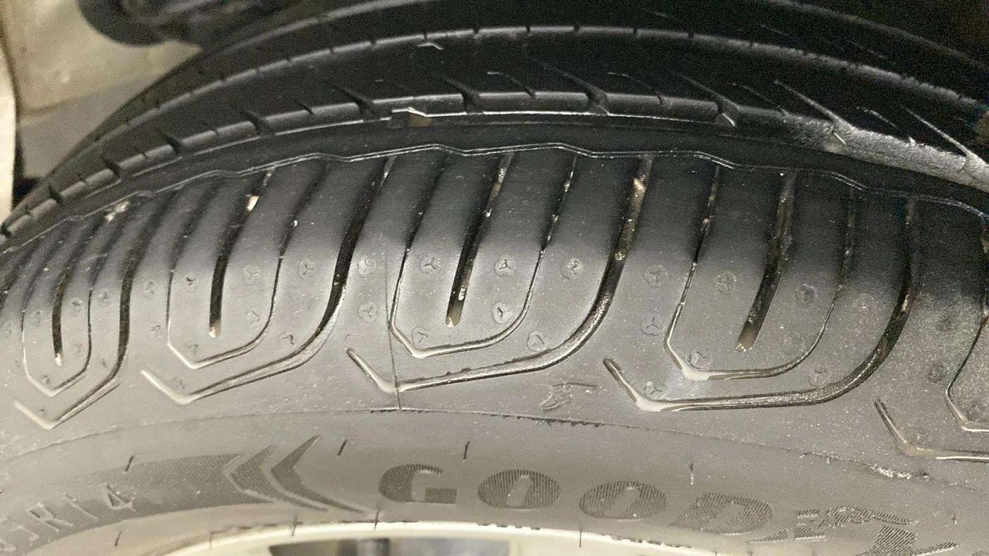 2014 Honda Brio VX MT, Petrol, Manual, 49,256 km, Right Rear Tyre Tread