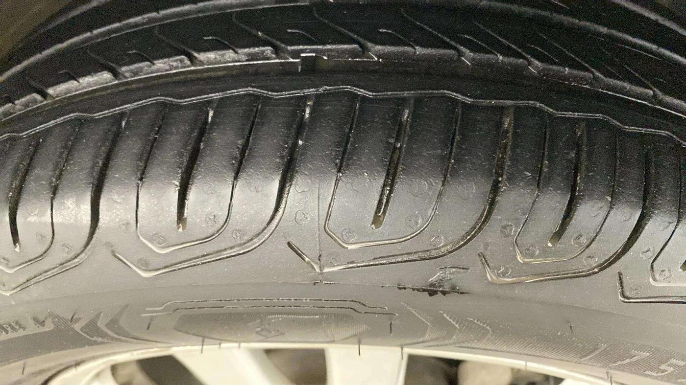 2014 Honda Brio VX MT, Petrol, Manual, 49,256 km, Right Front Tyre Tread