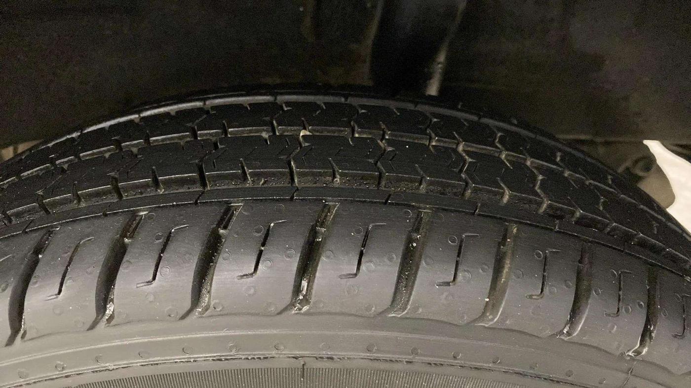 2019 Renault Kwid RXT 1.0 (O), Petrol, Manual, 27,354 km, Left Rear Tyre Tread