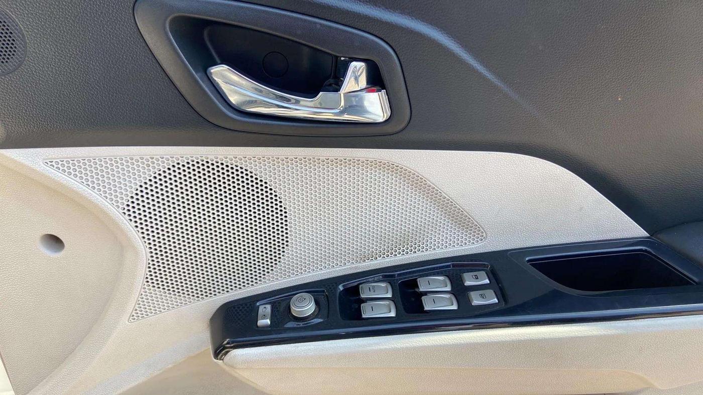 2020 Mahindra XUV300 W8 1.5 DIESEL AMT, Diesel, Automatic, 96,165 km, Driver Side Door Panels Control