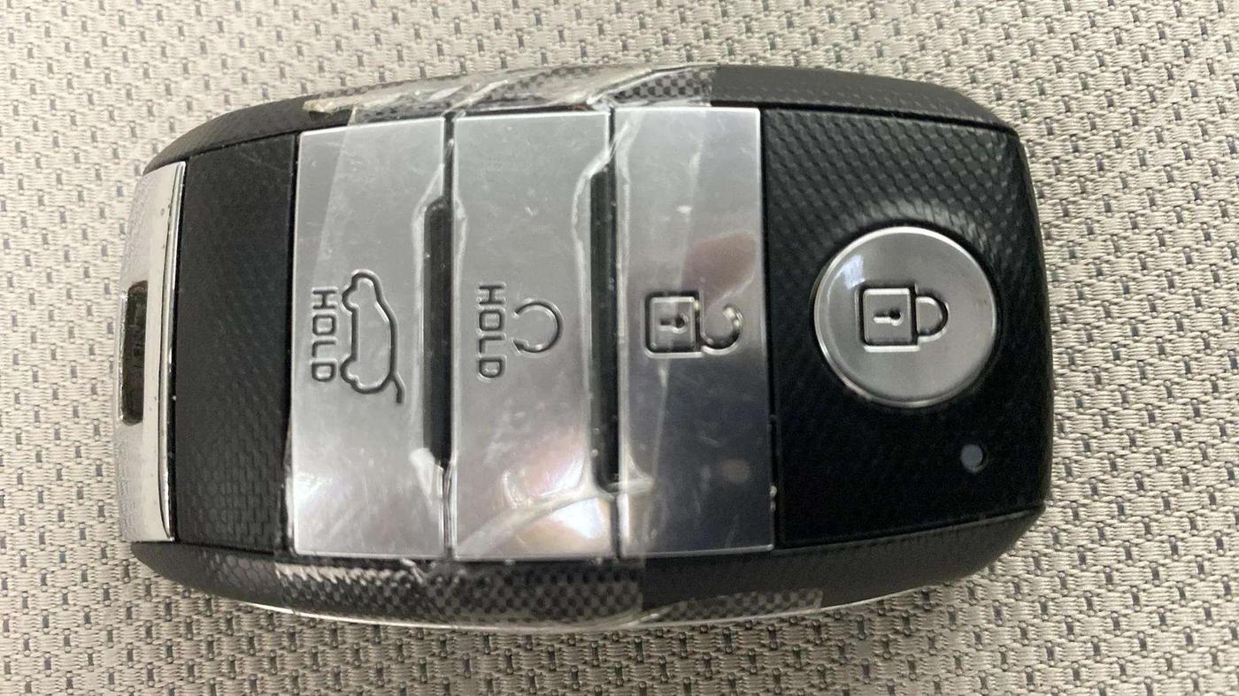 2023 KIA SONET HTX 1.0 IMT, Petrol, Manual, 42,583 km, Key Close Up