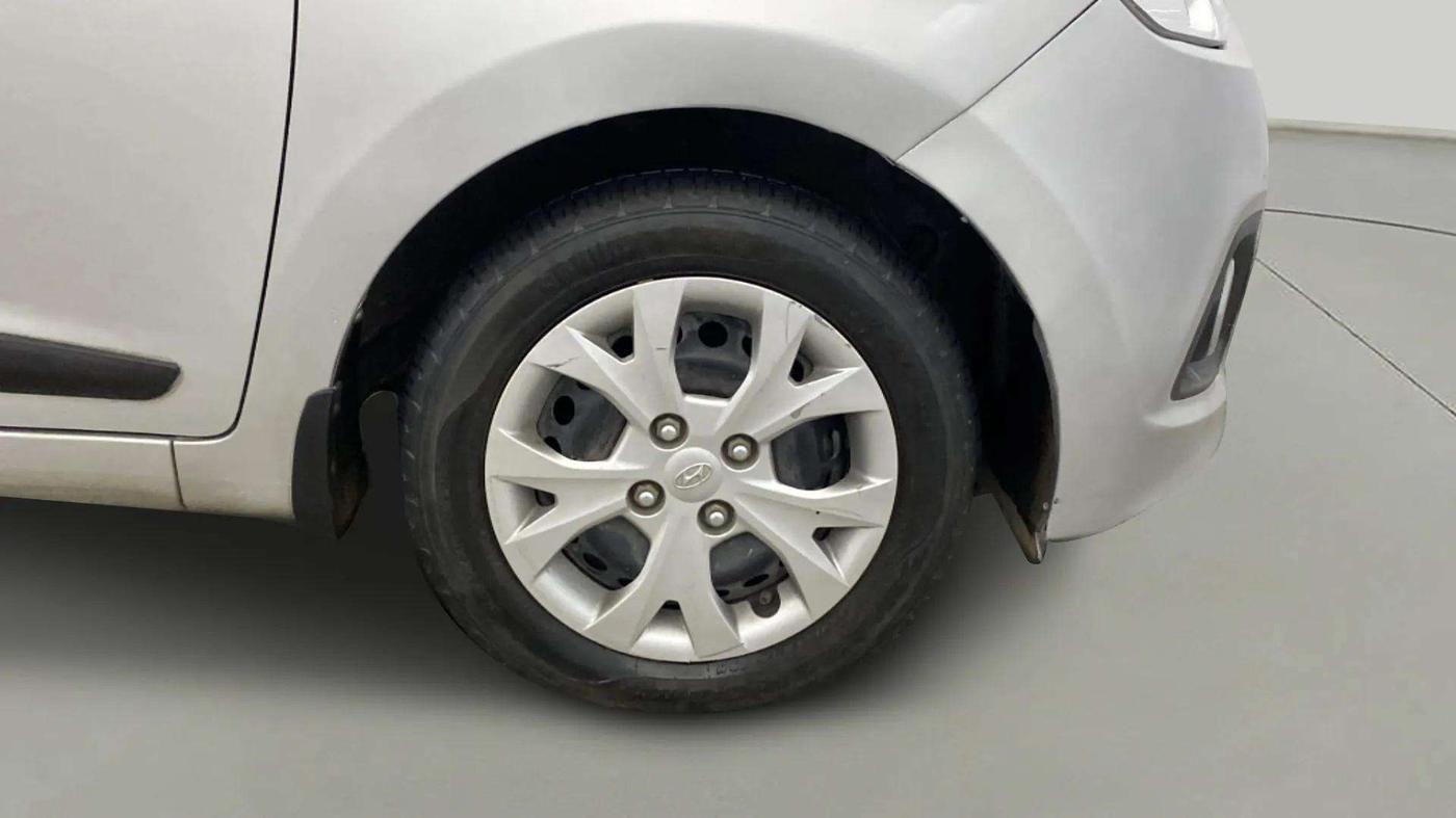 2015 Hyundai Grand i10 MAGNA 1.2 KAPPA VTVT, Petrol, Manual, 27,108 km, Right Front Wheel