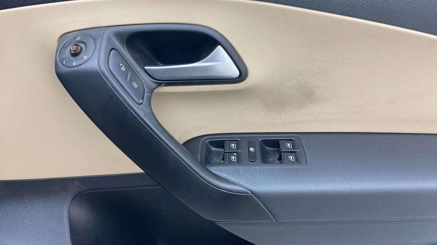 2019 Volkswagen Ameo HIGHLINE PLUS 1.5L AT 16 ALLOY, Diesel, Automatic, 94,461 km, Driver Side Door Panels Control