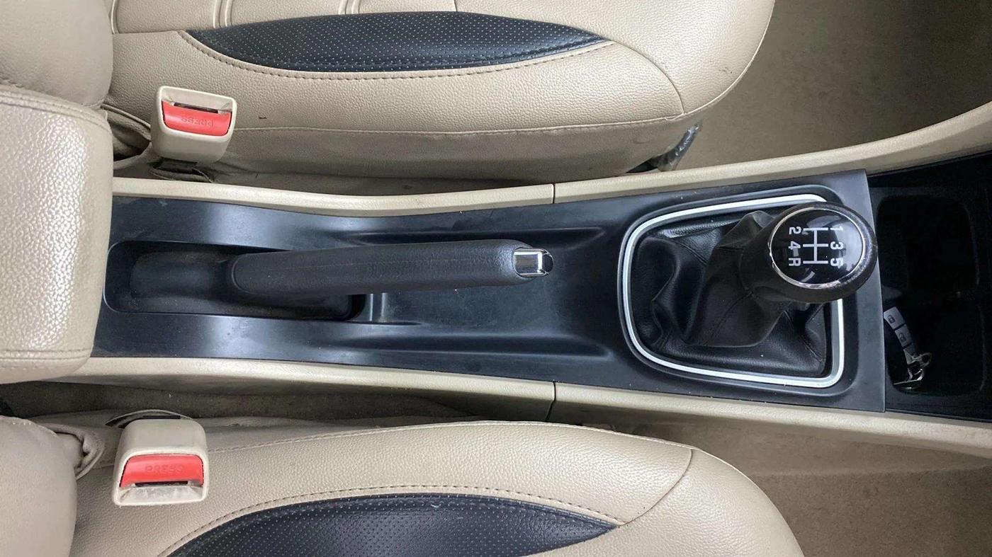2016 Maruti Ciaz ZXI+, Petrol, Manual, 43,157 km, Gear Lever