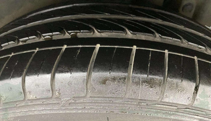 2013 Maruti Ertiga ZXI, Petrol, Manual, 64,428 km, Left Rear Tyre Tread