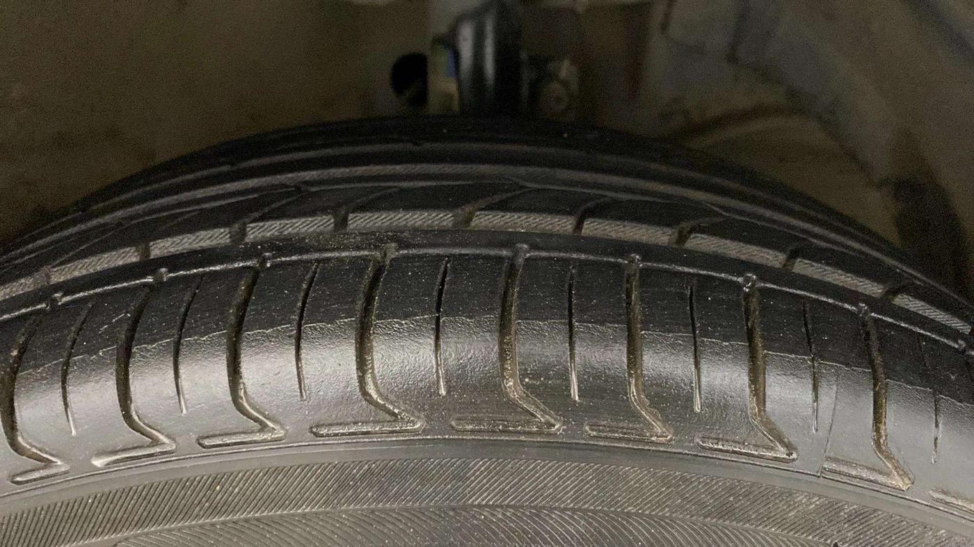 2021 Maruti XL6 ALPHA AT, Petrol, Automatic, 70,329 km, Right Front Tyre Tread
