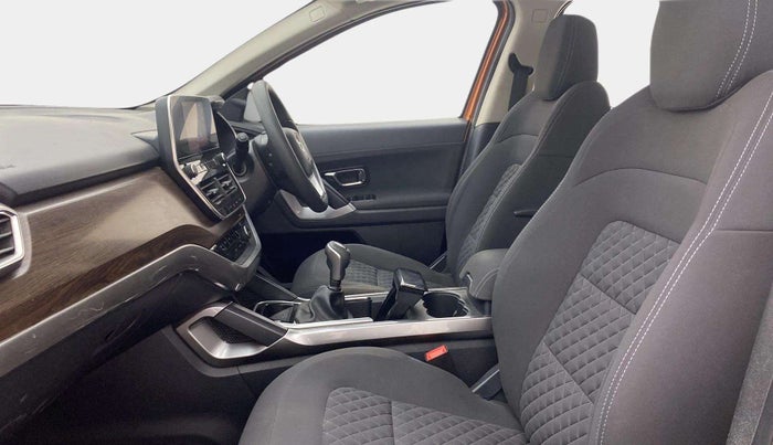 2019 Tata Harrier XT 2.0L KRYOTEC, Diesel, Manual, 71,280 km, Right Side Front Door Cabin