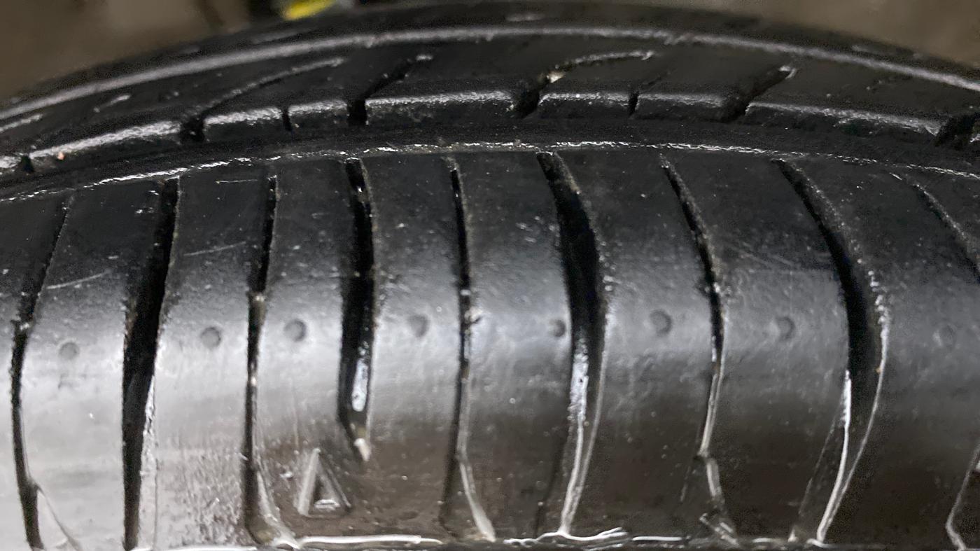 2013 Maruti Wagon R 1.0 LXI, Petrol, Manual, 56,484 km, Right Front Tyre Tread