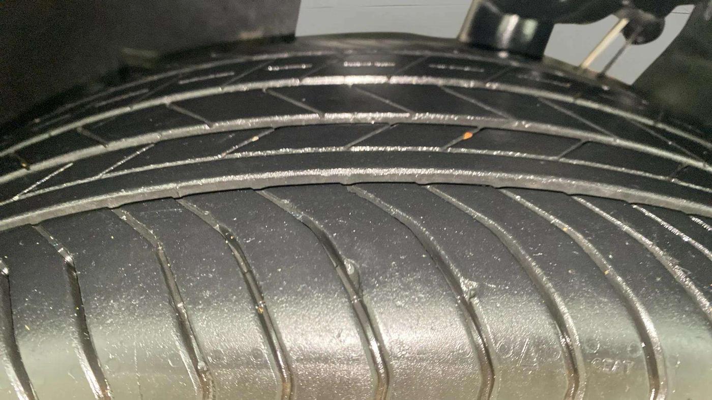 2022 Skoda KUSHAQ STYLE 1.0L TSI AT, Petrol, Automatic, 21,022 km, Left Front Tyre Tread