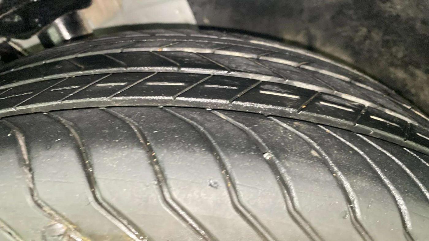 2022 Skoda KUSHAQ STYLE 1.0L TSI AT, Petrol, Automatic, 21,022 km, Right Front Tyre Tread