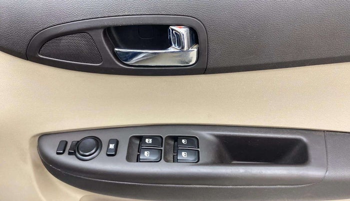2013 Hyundai i20 MAGNA 1.2, Petrol, Manual, 88,559 km, Driver Side Door Panels Control