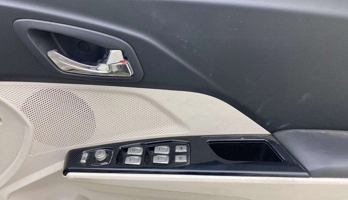 2019 Mahindra XUV300 W8 (O) 1.5 DIESEL, Diesel, Manual, 62,238 km, Driver Side Door Panels Control