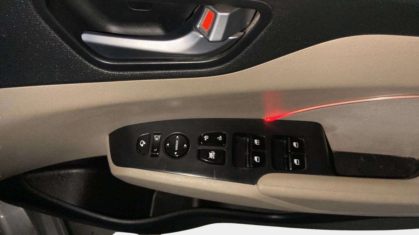 2017 Hyundai Verna 1.6 CRDI SX + AT, Diesel, Automatic, 80,246 km, Driver Side Door Panels Control