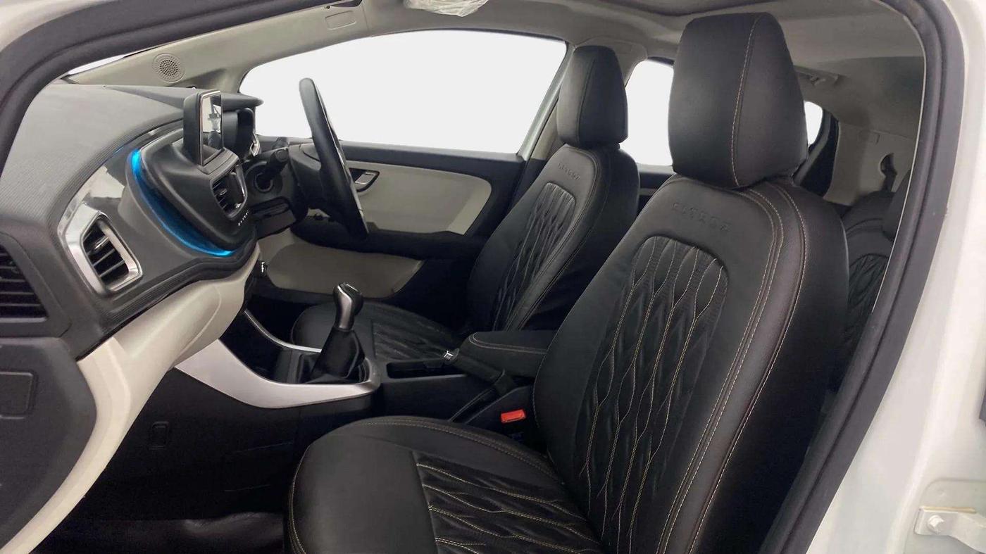 2024 Tata ALTROZ XZ PLUS SUNROOF CNG, CNG, Manual, 30,282 km, Right Side Front Door Cabin