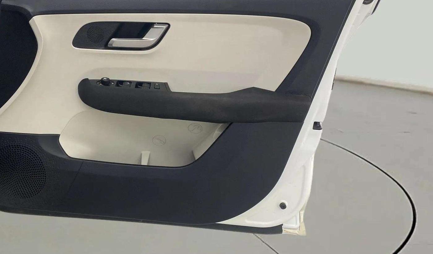 2024 Tata ALTROZ XZ PLUS SUNROOF CNG, CNG, Manual, 30,282 km, Driver Side Door Panels Control