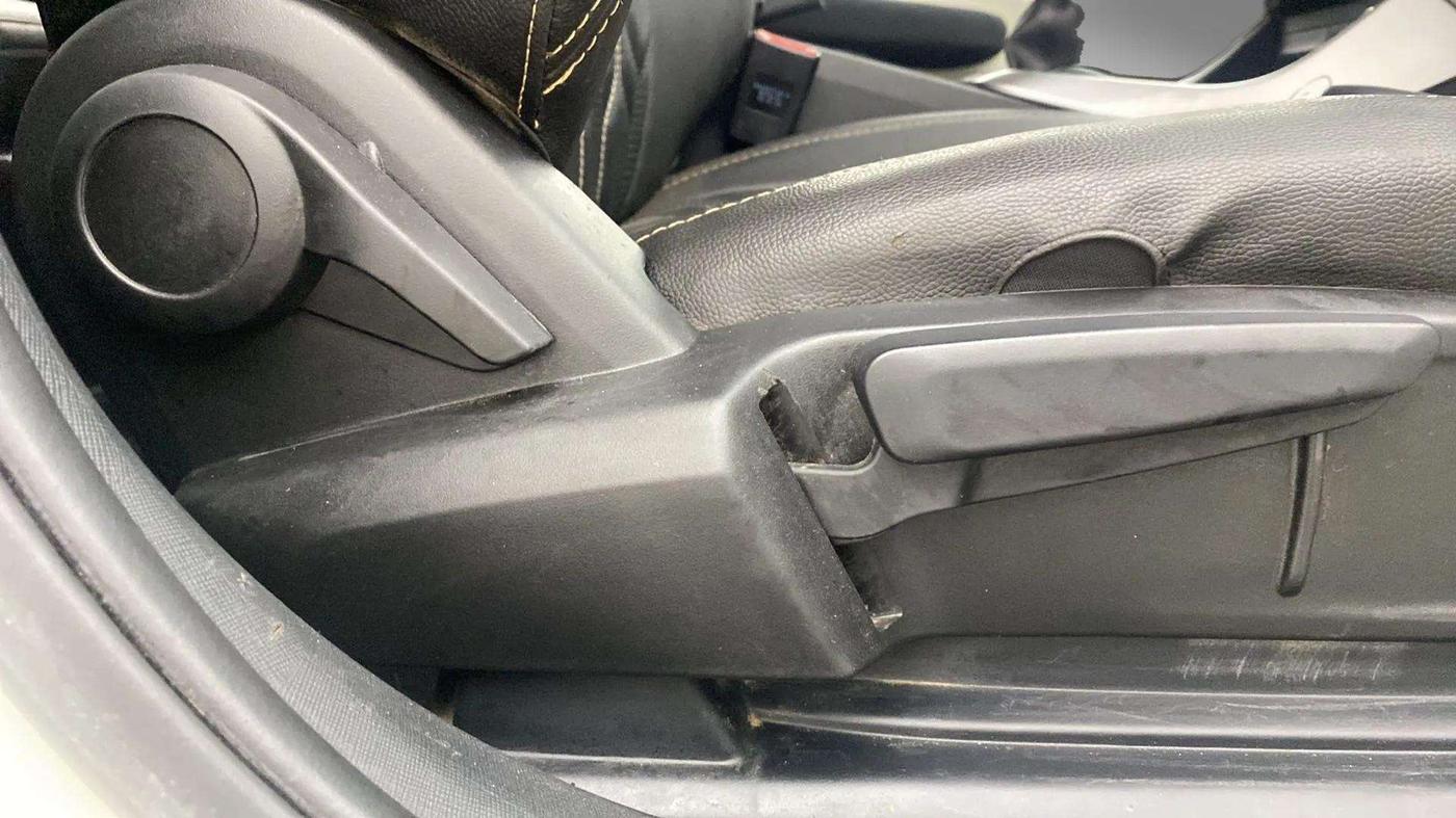 2024 Tata ALTROZ XZ PLUS SUNROOF CNG, CNG, Manual, 30,282 km, Driver Side Adjustment Panel