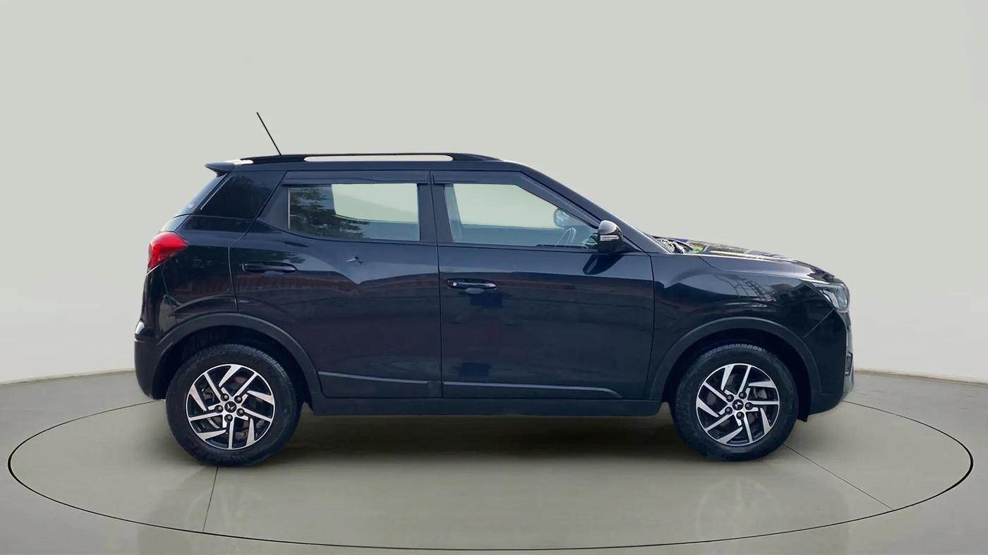 2022 Mahindra XUV300 W8 1.2 PETROL, Petrol, Manual, 59,098 km, Right Side View