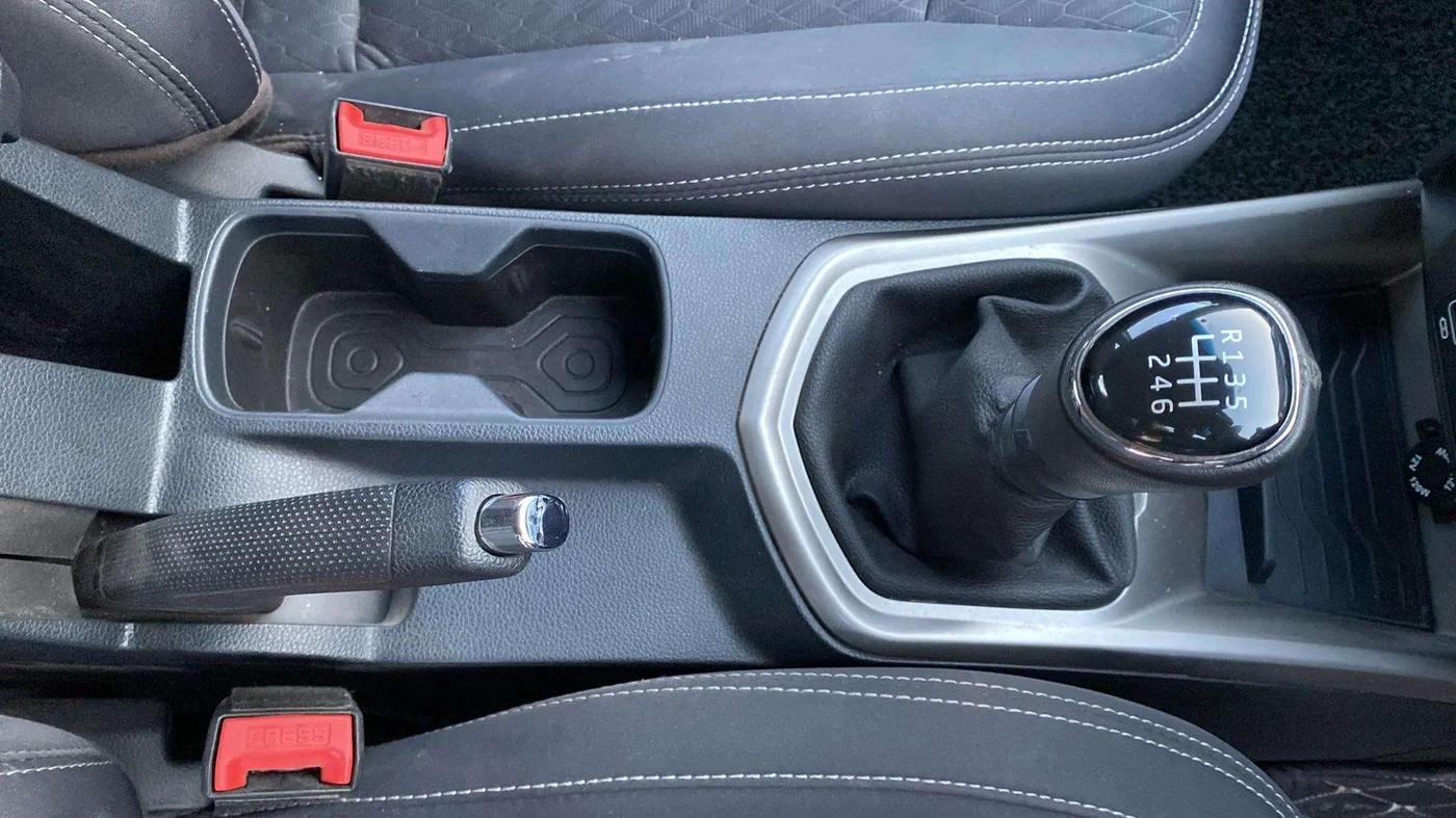 2022 Mahindra XUV300 W8 1.2 PETROL, Petrol, Manual, 59,098 km, Gear Lever