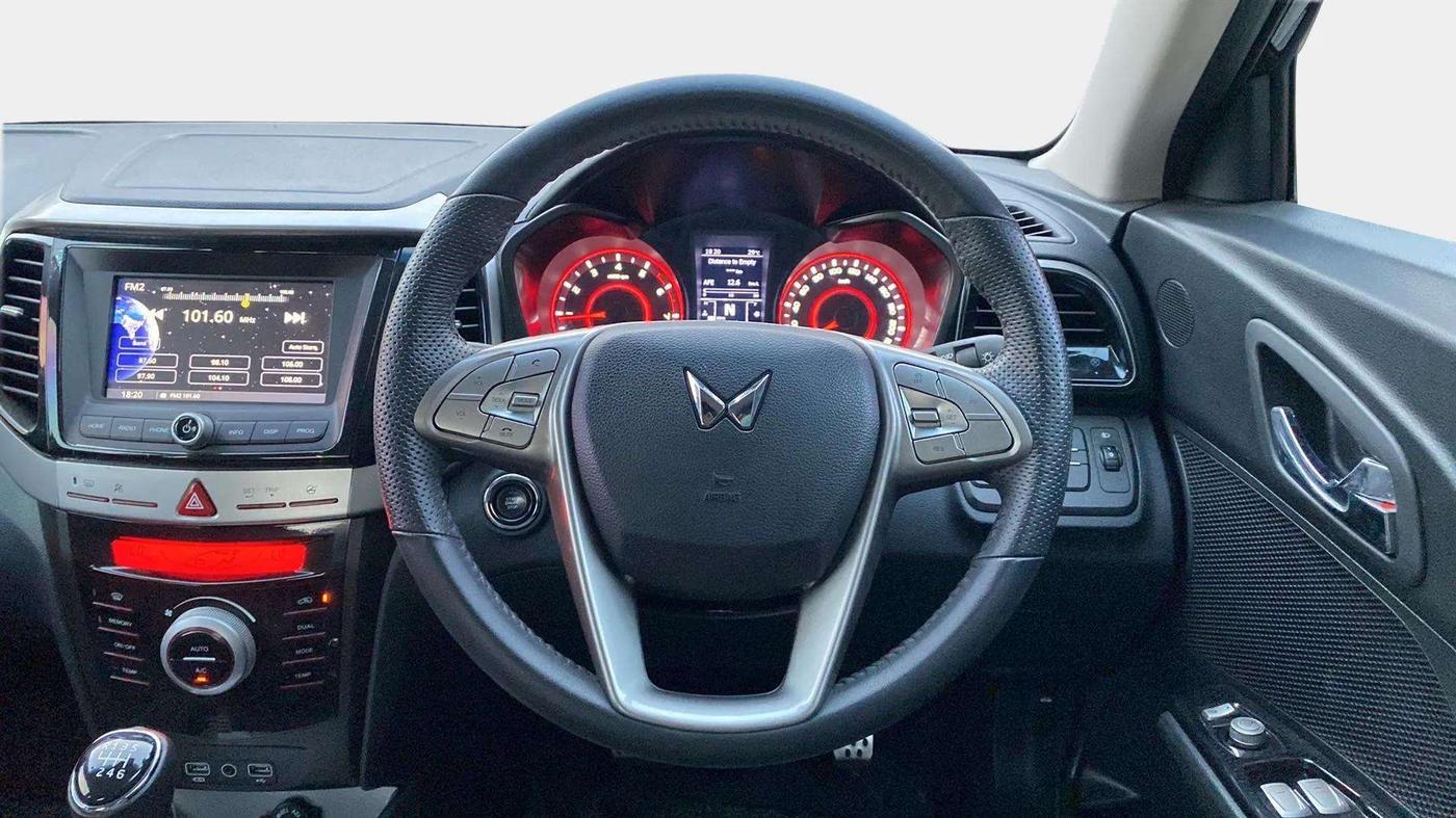 2022 Mahindra XUV300 W8 1.2 PETROL, Petrol, Manual, 59,098 km, Steering Wheel Close Up