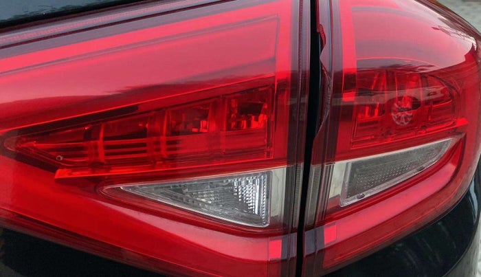 2022 Mahindra XUV300 W8 1.2 PETROL, Petrol, Manual, 58,820 km, Right tail light - Minor damage