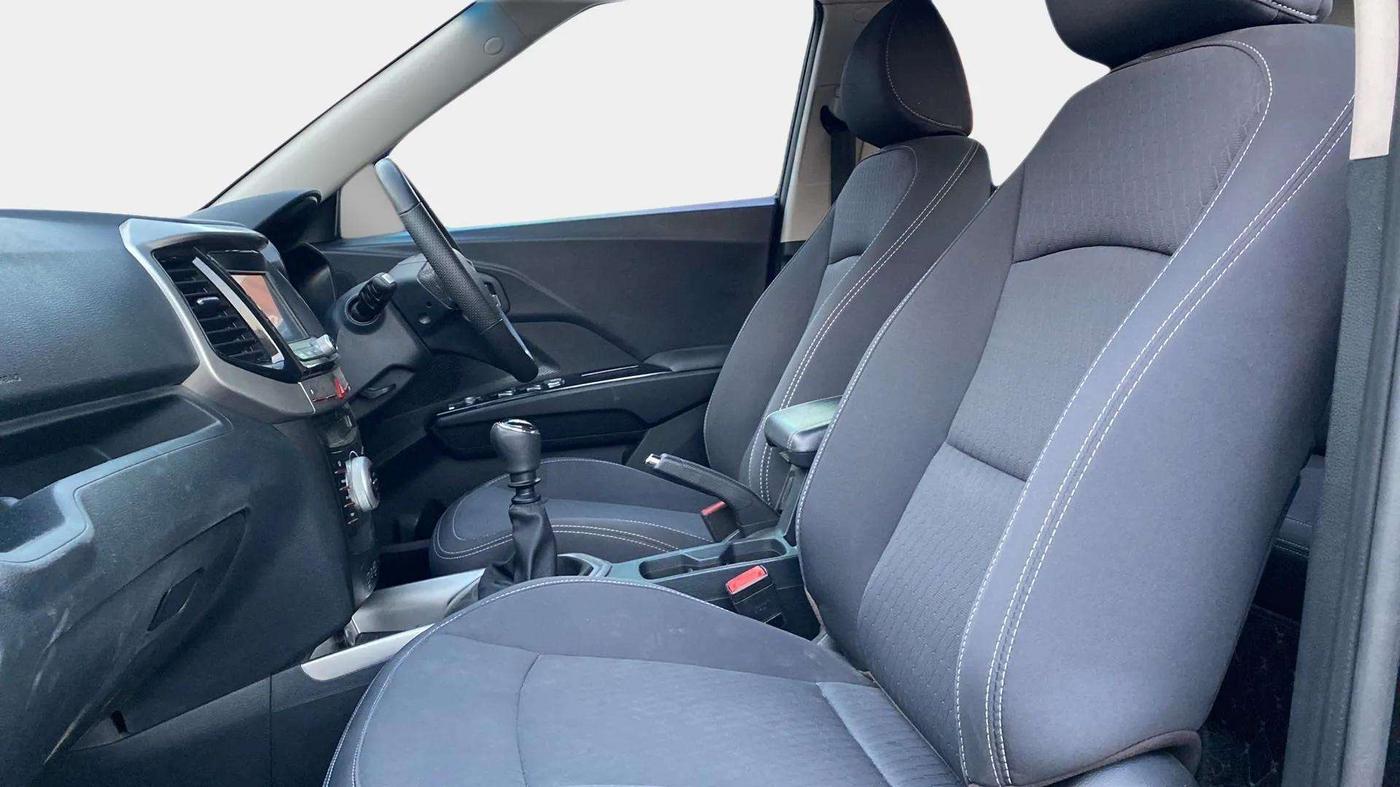 2022 Mahindra XUV300 W8 1.2 PETROL, Petrol, Manual, 59,098 km, Right Side Front Door Cabin
