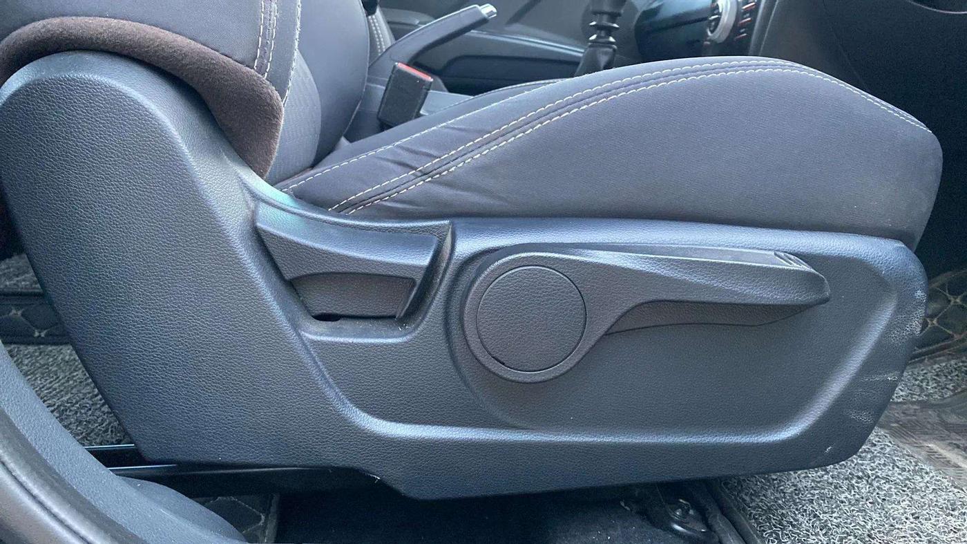 2022 Mahindra XUV300 W8 1.2 PETROL, Petrol, Manual, 59,098 km, Driver Side Adjustment Panel