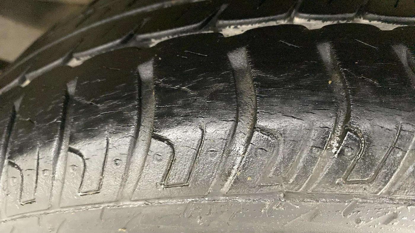 2016 Maruti Wagon R 1.0 VXI AMT, CNG, Automatic, 26,452 km, Left Rear Tyre Tread