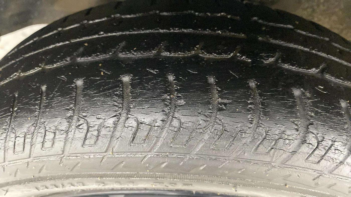 2016 Maruti Wagon R 1.0 VXI AMT, CNG, Automatic, 26,452 km, Left Front Tyre Tread