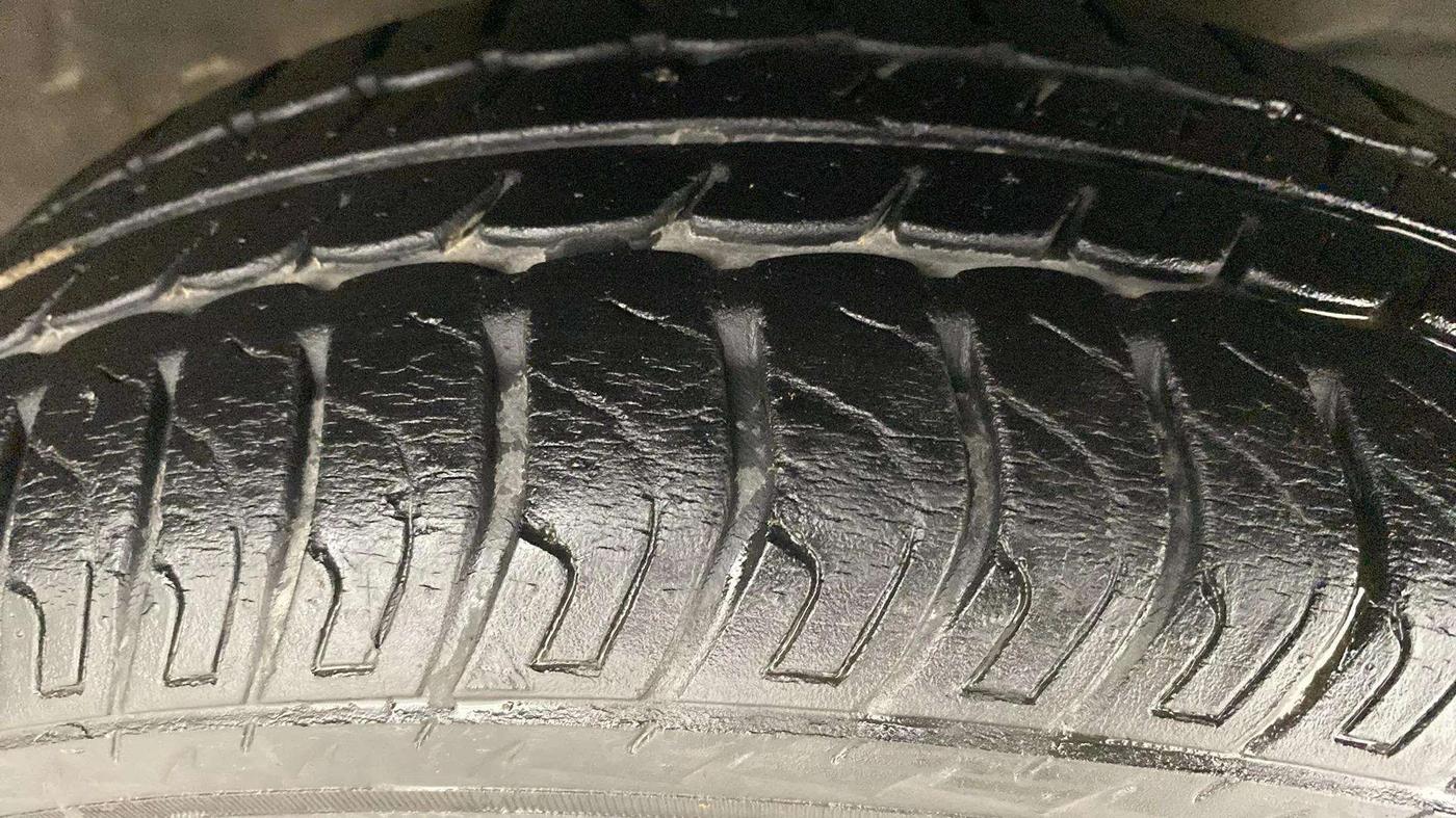 2016 Maruti Wagon R 1.0 VXI AMT, CNG, Automatic, 26,452 km, Right Front Tyre Tread