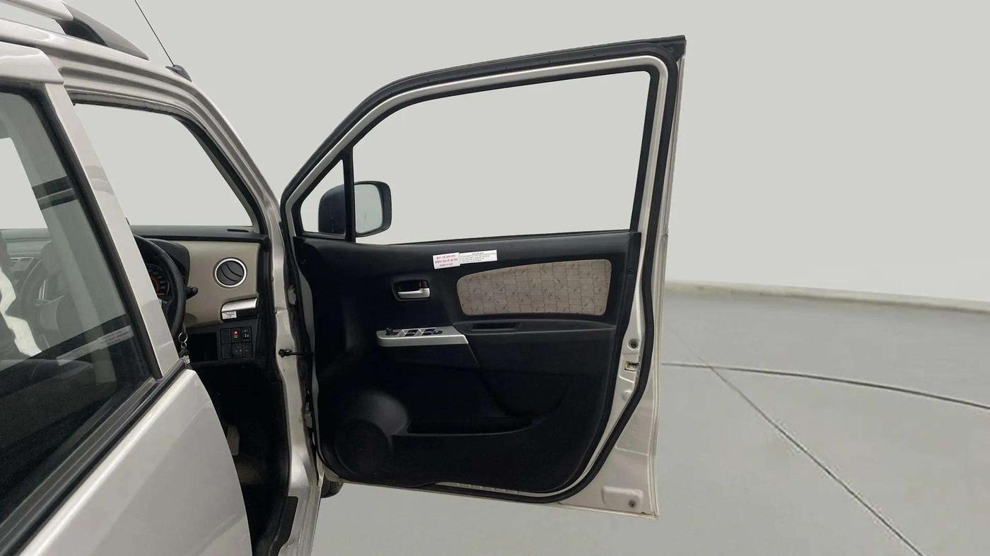 2016 Maruti Wagon R 1.0 VXI AMT, CNG, Automatic, 26,452 km, RHS Front Door