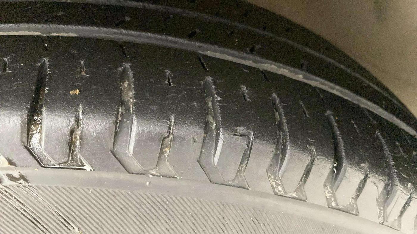 2017 Maruti Dzire VXI AMT, Petrol, Automatic, 41,685 km, Left Front Tyre Tread