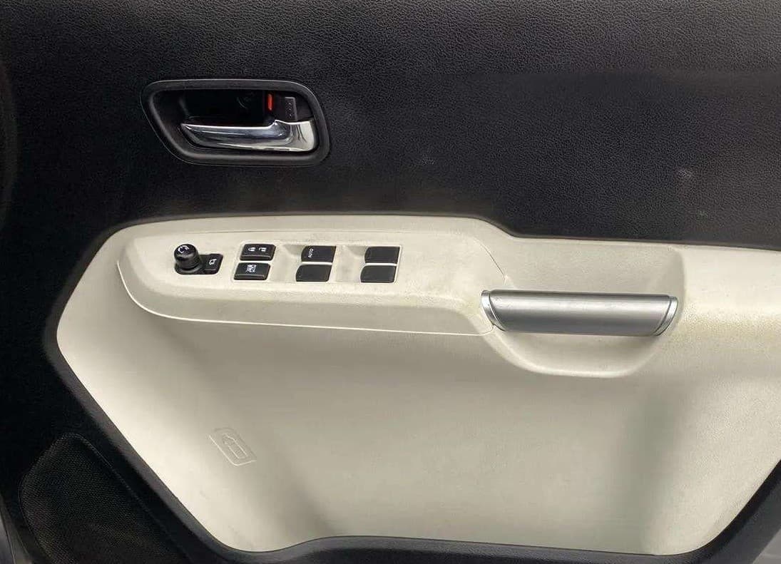 2021 Maruti IGNIS ALPHA 1.2, Petrol, Manual, 66,587 km, Driver Side Door Panels Control