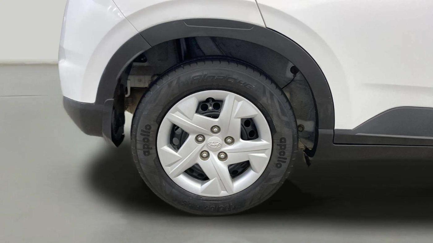2022 Hyundai VENUE S 1.2, CNG, Manual, 22,376 km, Right Rear Wheel