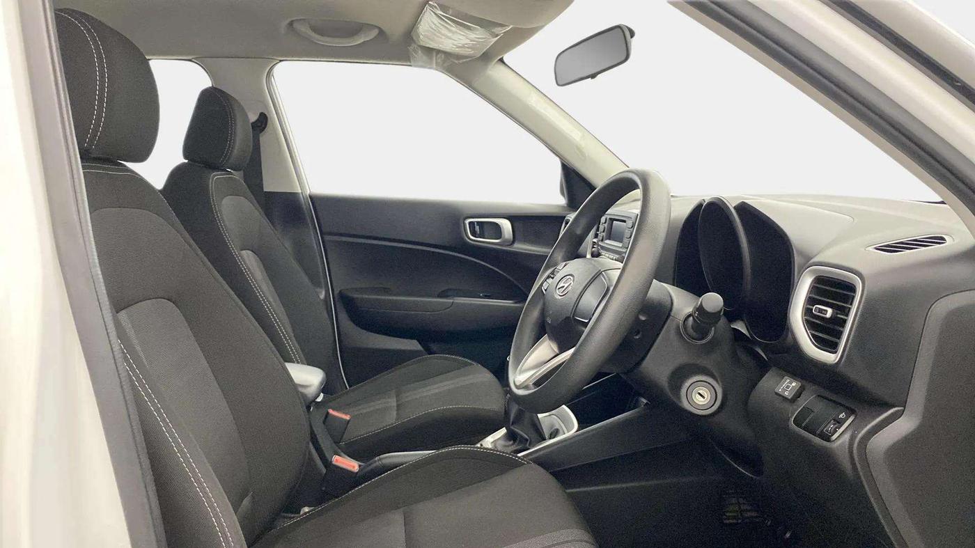 2022 Hyundai VENUE S 1.2, CNG, Manual, 22,376 km, Right Side Front Door Cabin