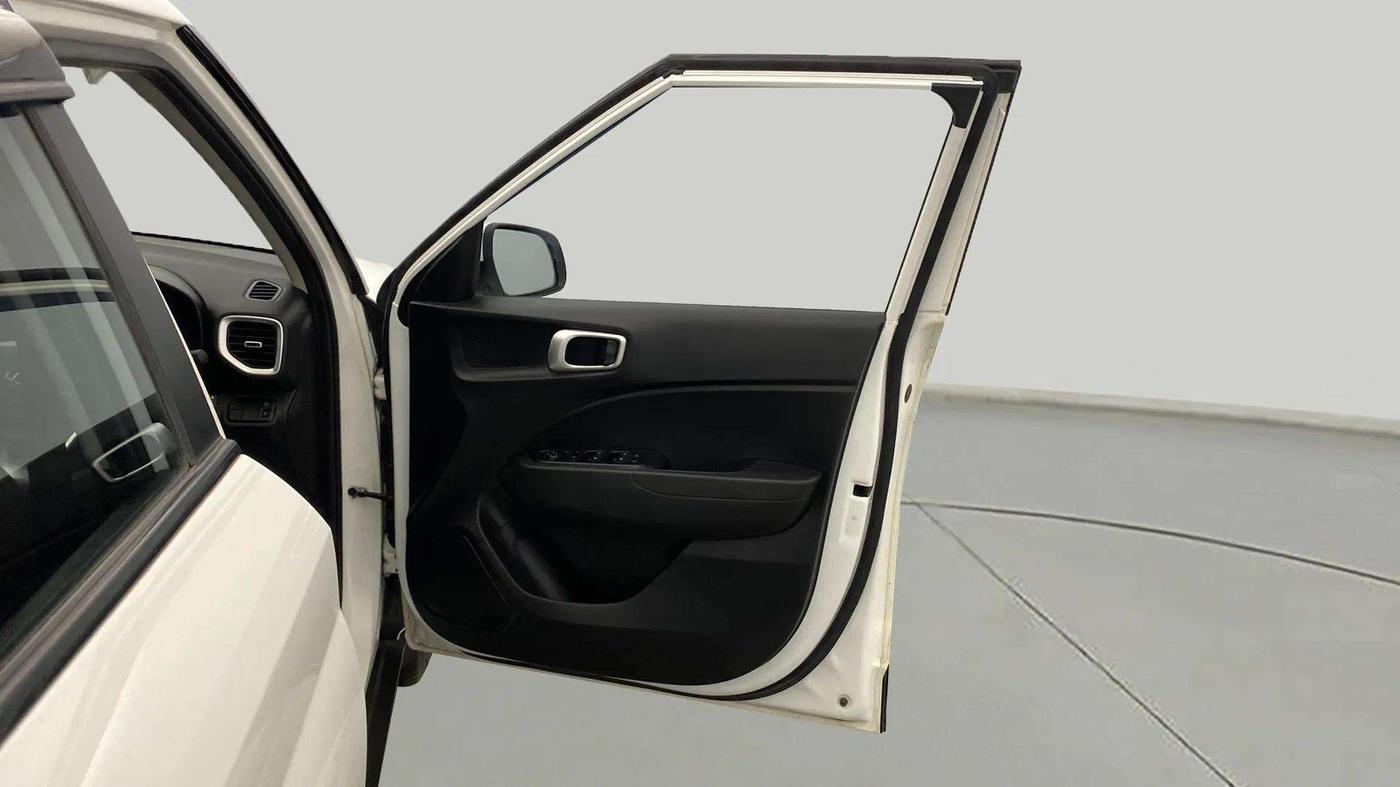 2022 Hyundai VENUE S 1.2, CNG, Manual, 22,376 km, RHS Front Door