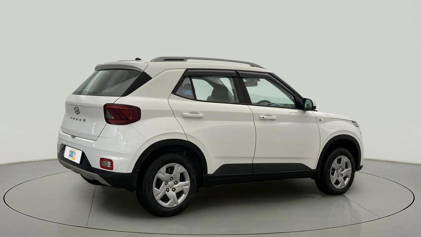 2022 Hyundai VENUE S 1.2, CNG, Manual, 22,376 km, Right Back Diagonal