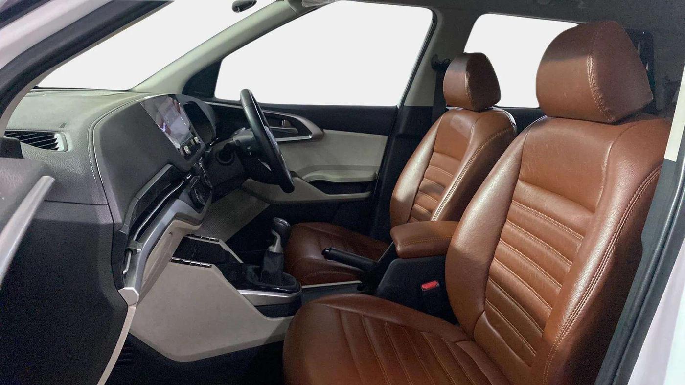 2023 KIA CARENS  PRESTIGE 1.5 TURBO PETROL IMT 7 STR , Petrol, Manual, 26,168 km, Right Side Front Door Cabin
