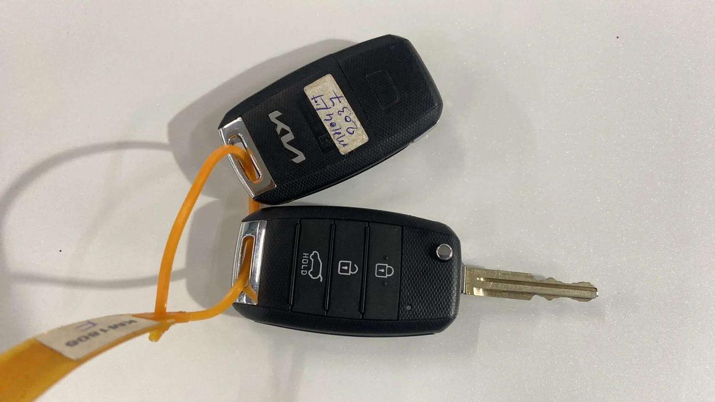2023 KIA CARENS  PRESTIGE 1.5 TURBO PETROL IMT 7 STR , Petrol, Manual, 26,168 km, Key Close Up