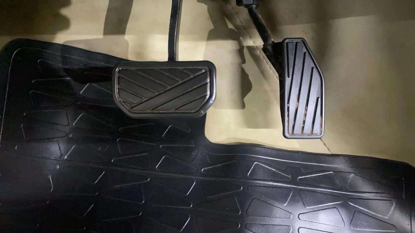 2018 Maruti Dzire VXI AMT, Petrol, Automatic, 32,833 km, Pedals