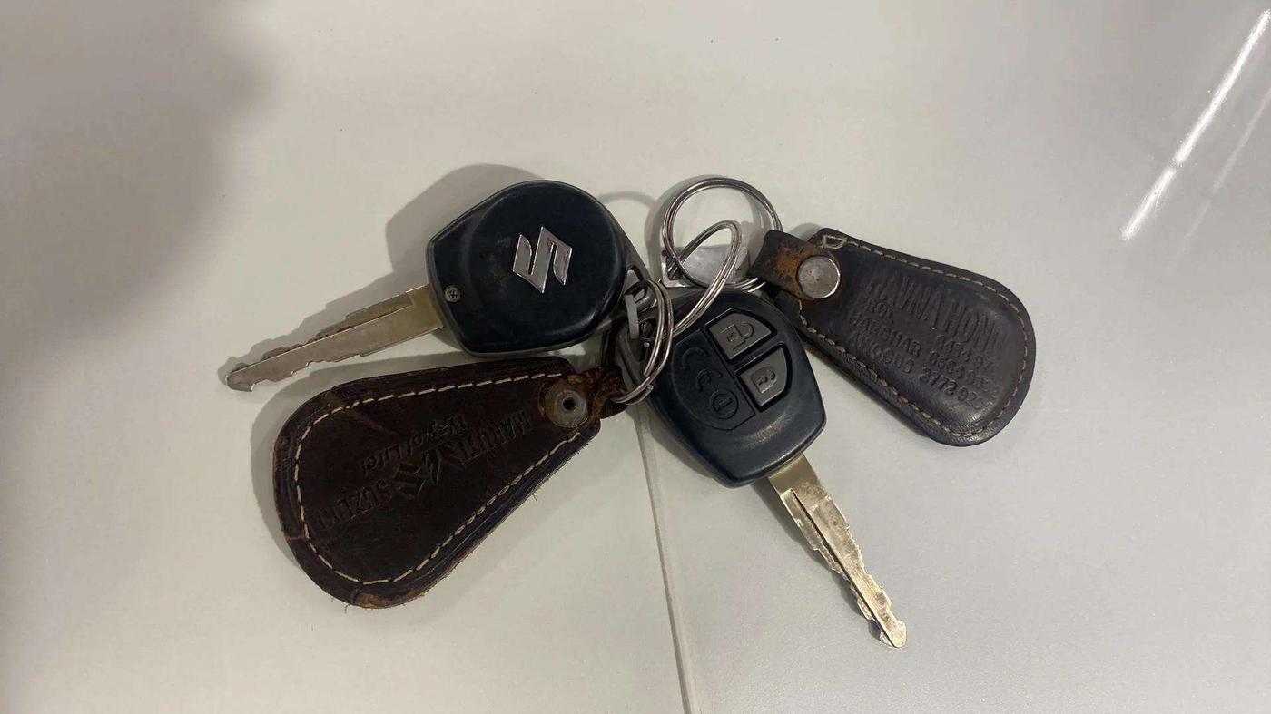 2018 Maruti Dzire VXI AMT, Petrol, Automatic, 32,833 km, Key Close Up